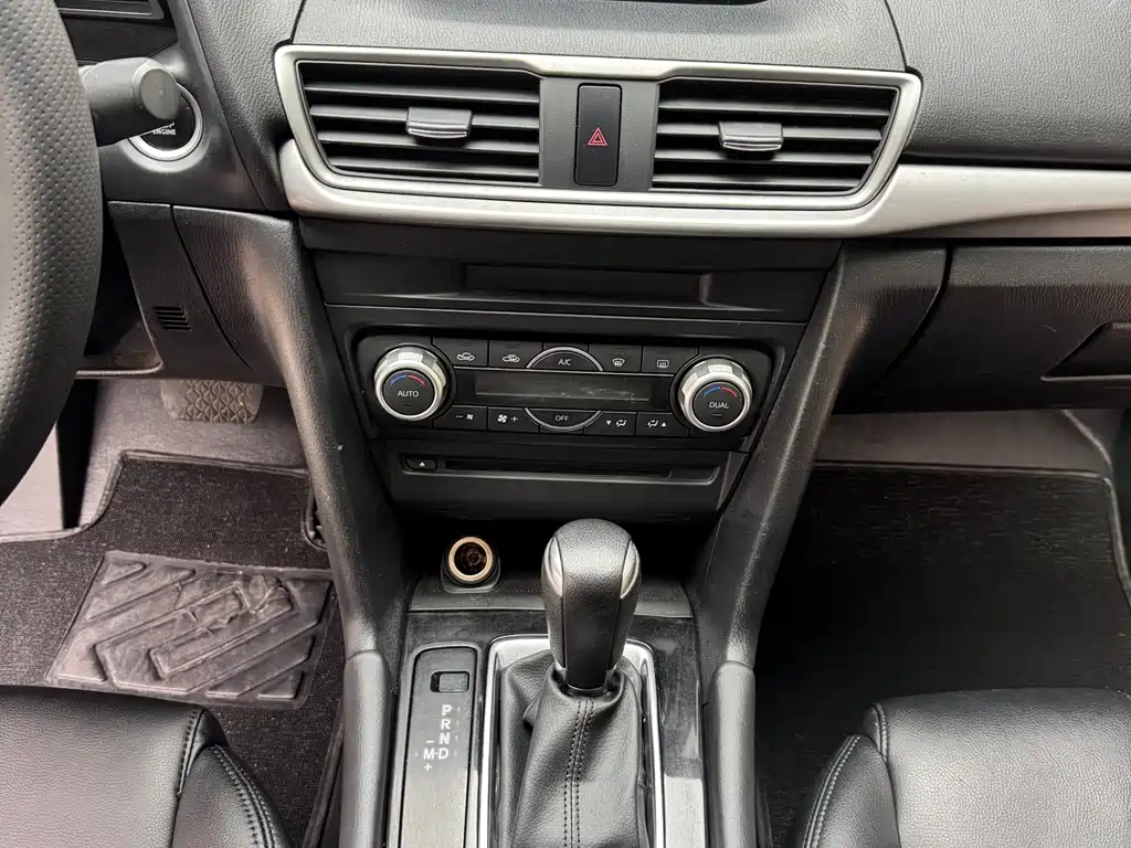 Mazda 3 Axela 2018 — фото 14