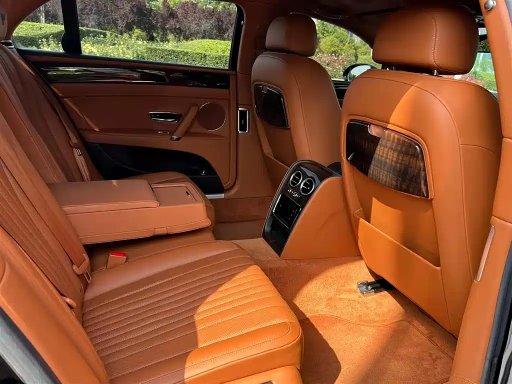 Bentley Flying Spur 2018 — фото 9