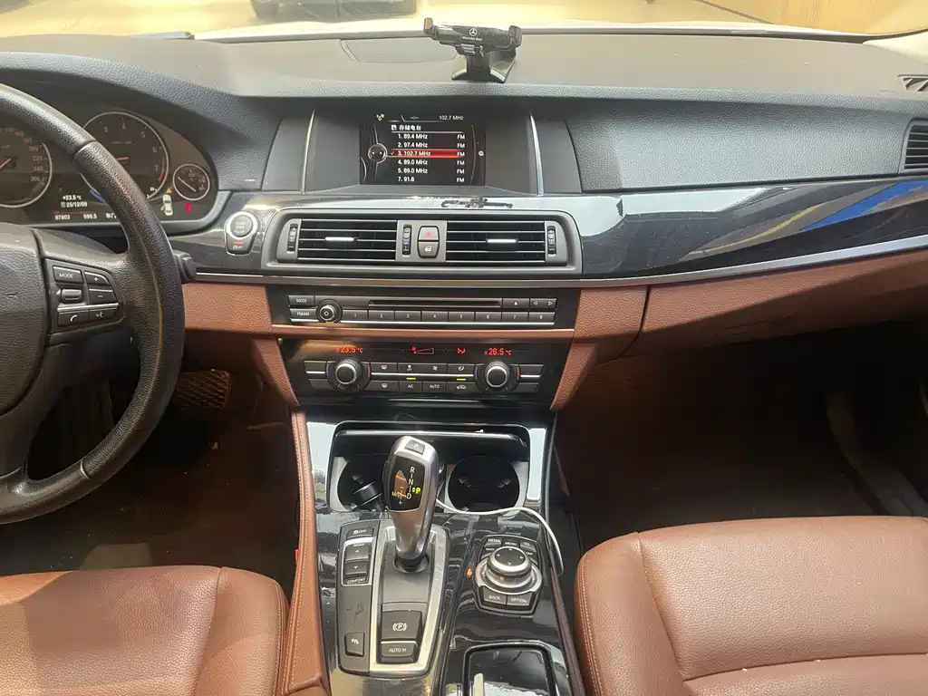 BMW 5 Series 2016 — фото 11