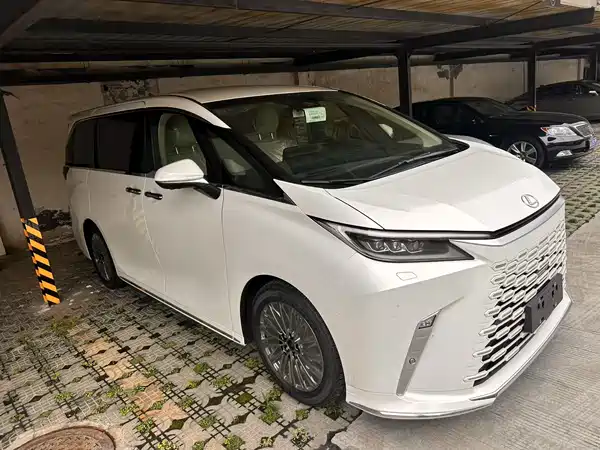Lexus LM 2025