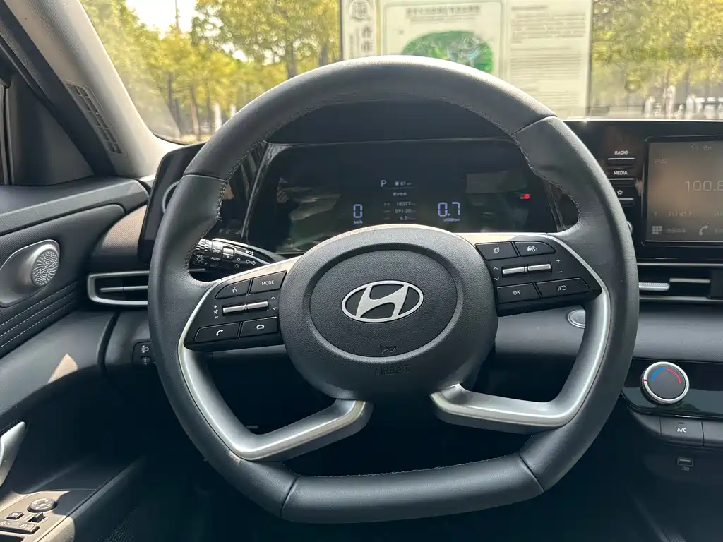 Hyundai Elantra 2023 — фото 15