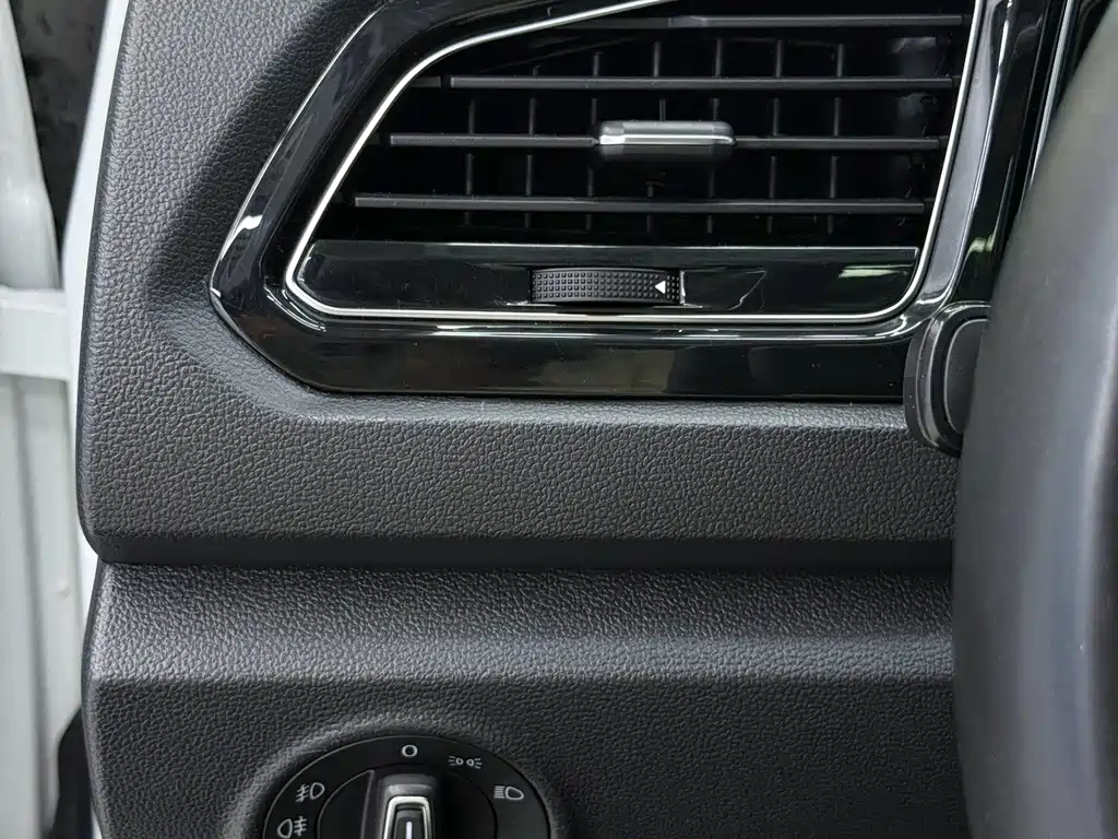 Volkswagen T-Roc 2023 — фото 13