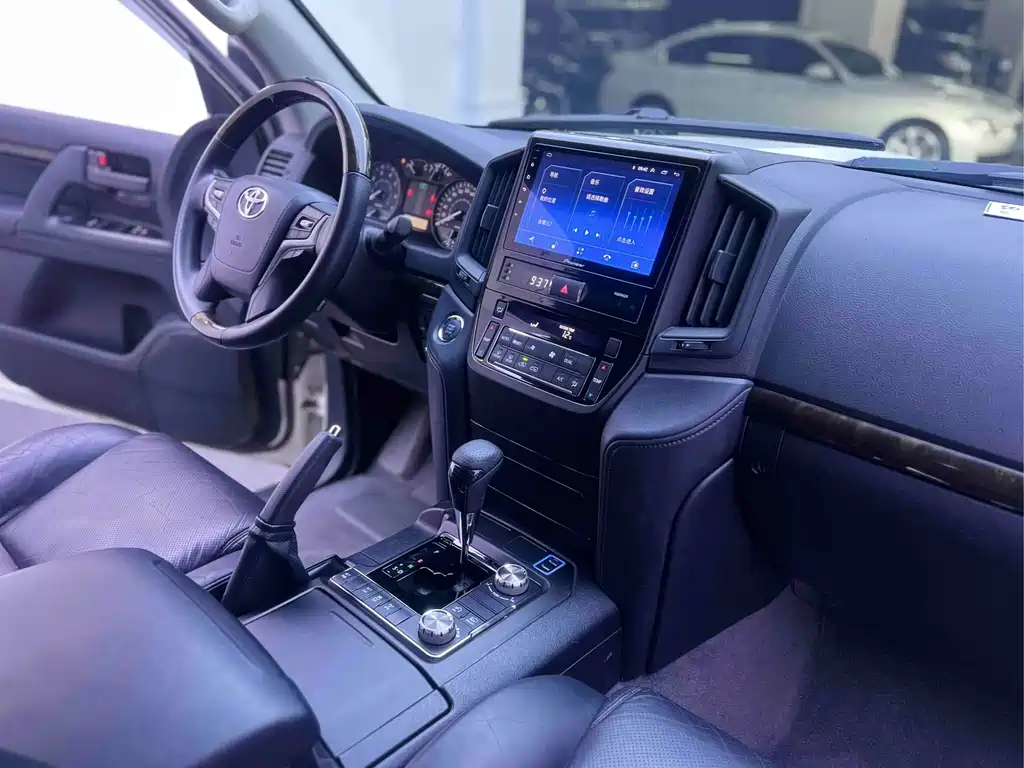 Toyota Land Cruiser 2017 — фото 8