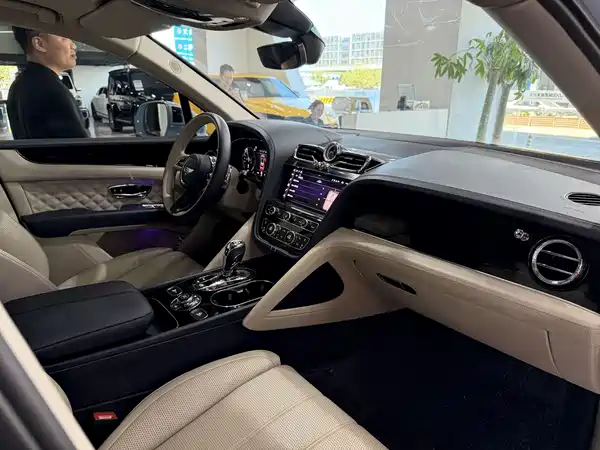 Bentley Bentayga Plug-In Hybrid 2021
