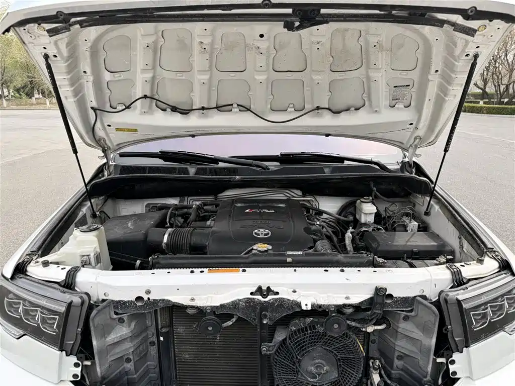Toyota Sequoia 2015 — фото 18