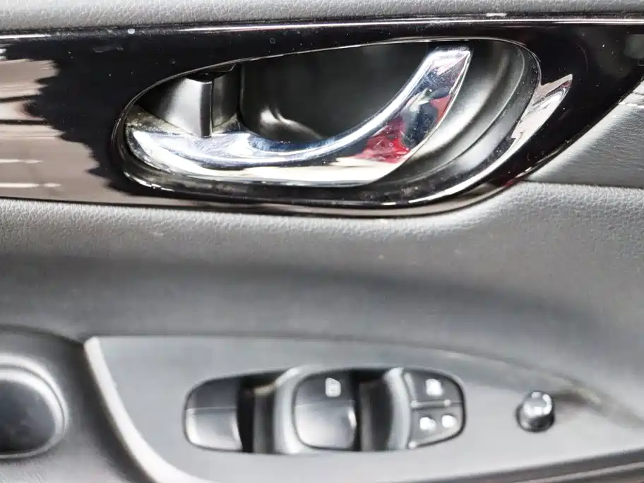 Nissan Tiida 2017 — фото 12