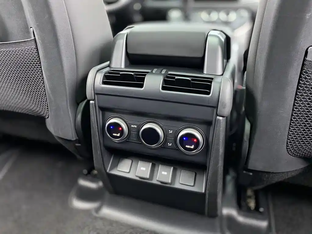 Land Rover Defender 2024 — фото 22