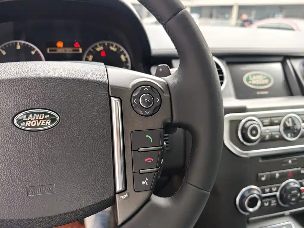 Land Rover Discovery 2015 — фото 12