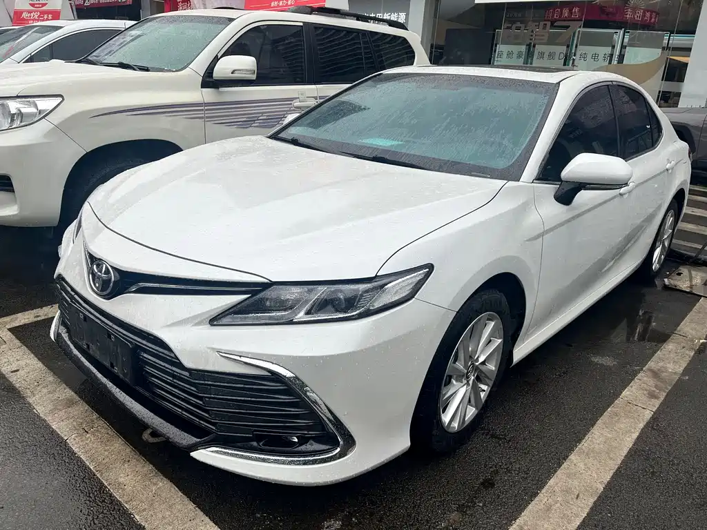 Toyota Camry 2023 — фото 1