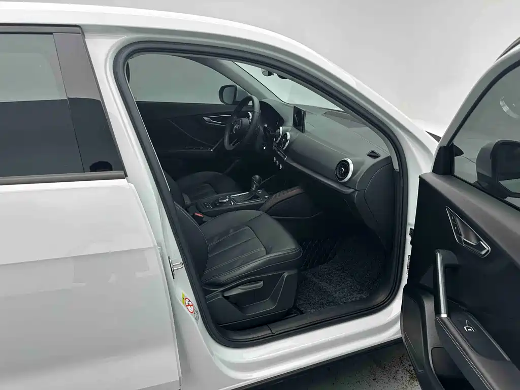 Audi Q2L 2023