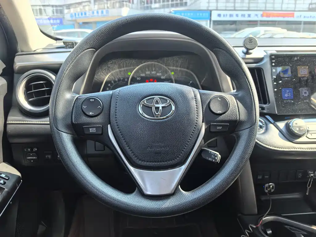 Toyota RAV4 2019 — фото 8