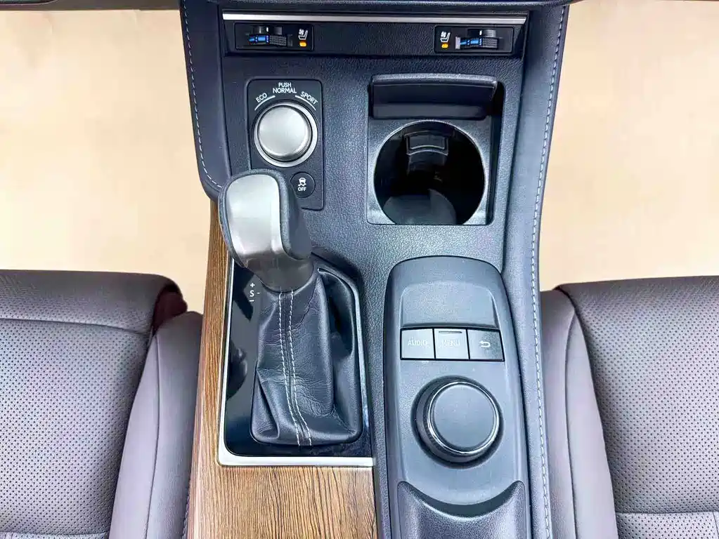 Lexus ES 2018 — фото 13