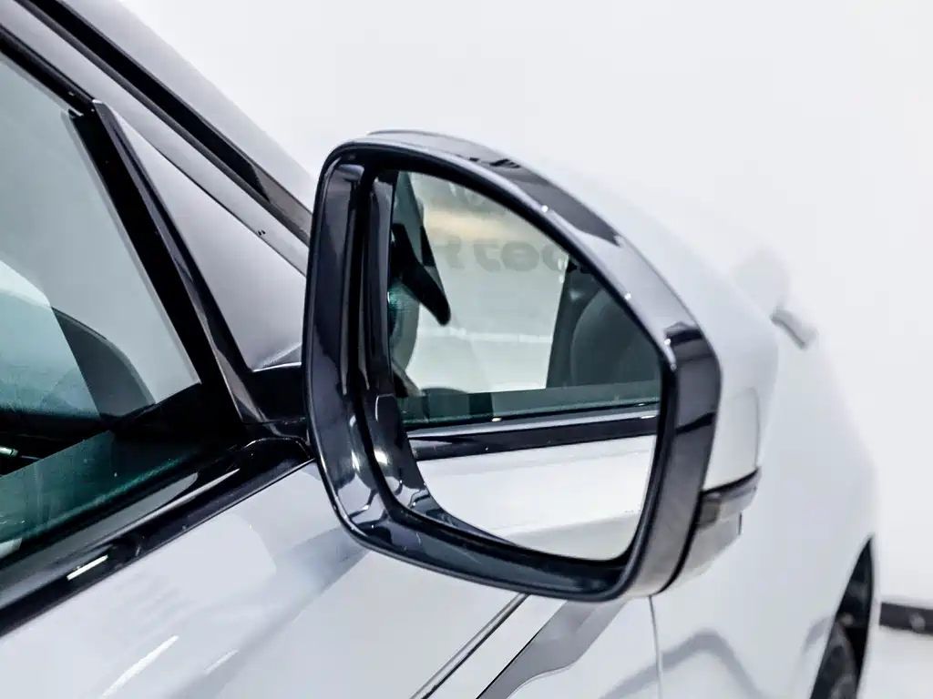 Land Rover Velar 2023 — фото 30