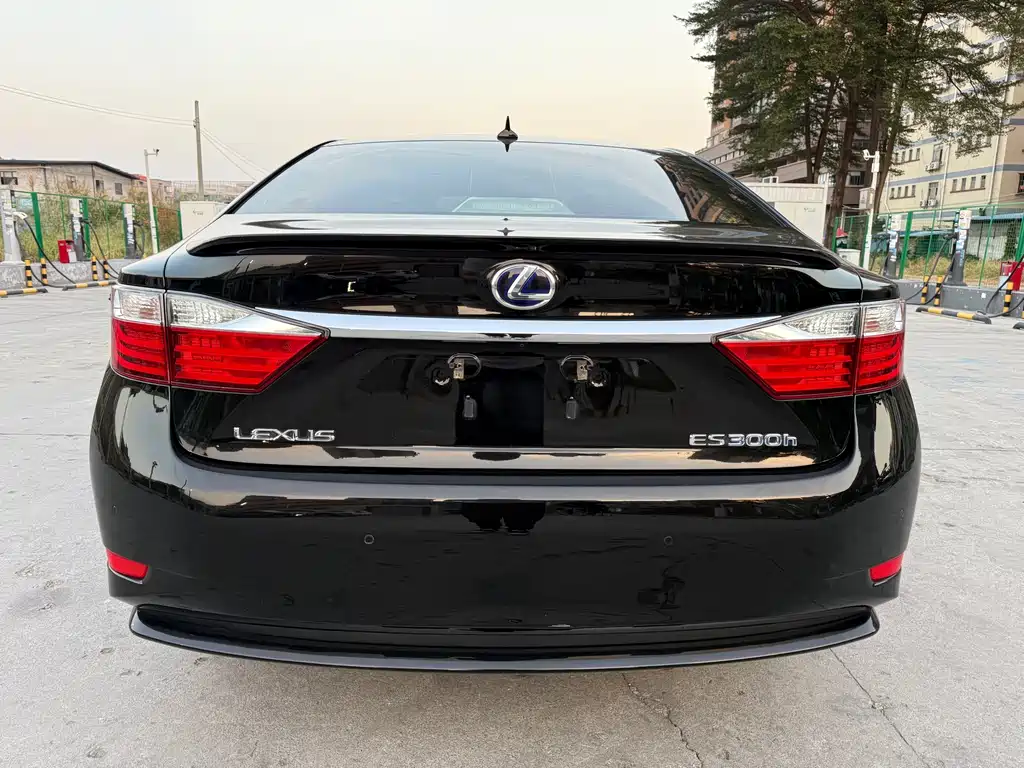 Lexus ES 2014 — фото 10