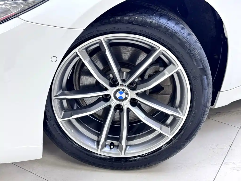 BMW 5 Series 2019 — фото 18