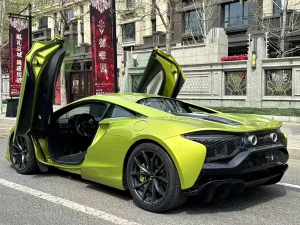 McLaren Artura 2021