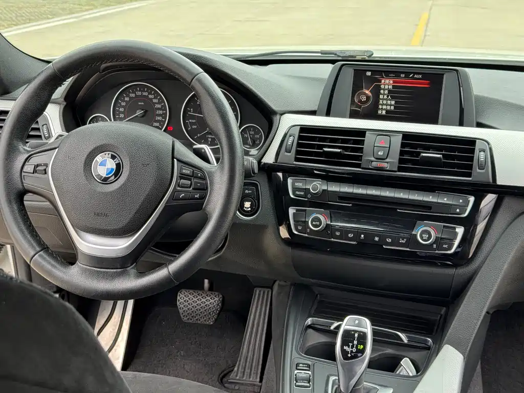 BMW 3 Series 2017 — фото 14