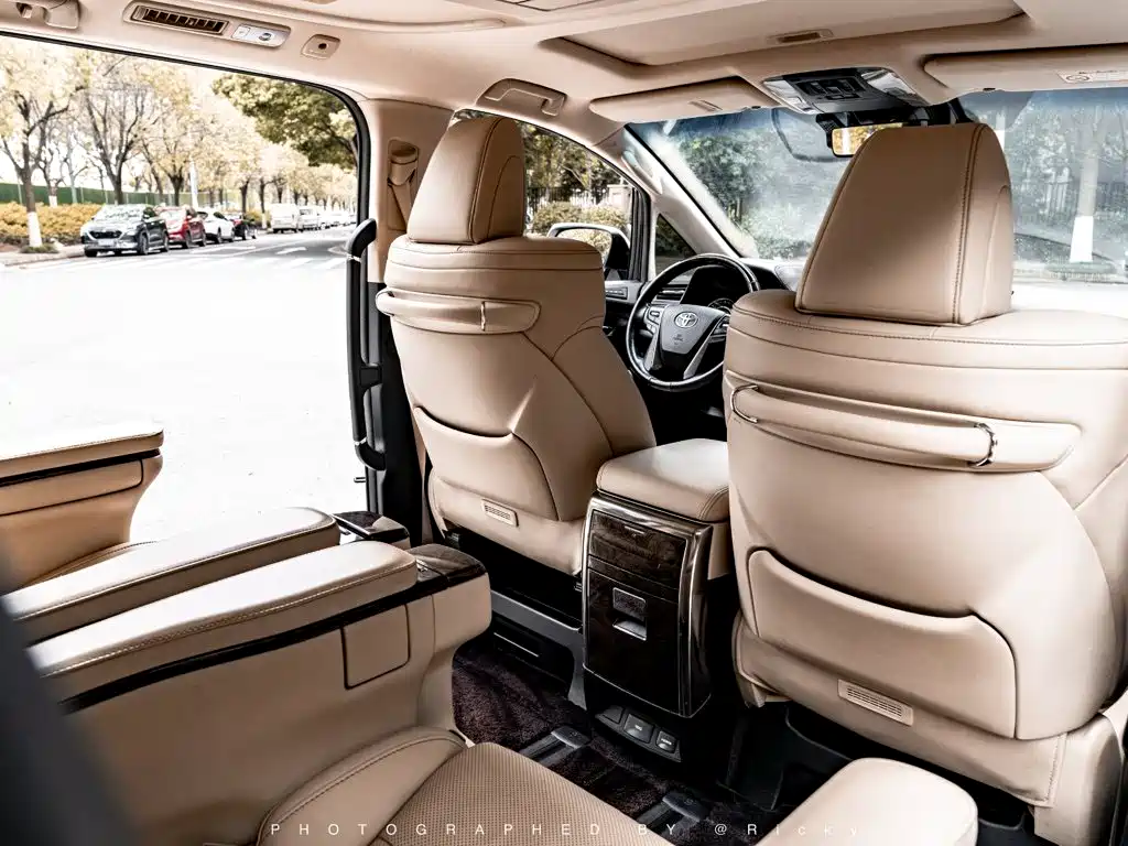 Toyota Alphard 2020 — фото 14