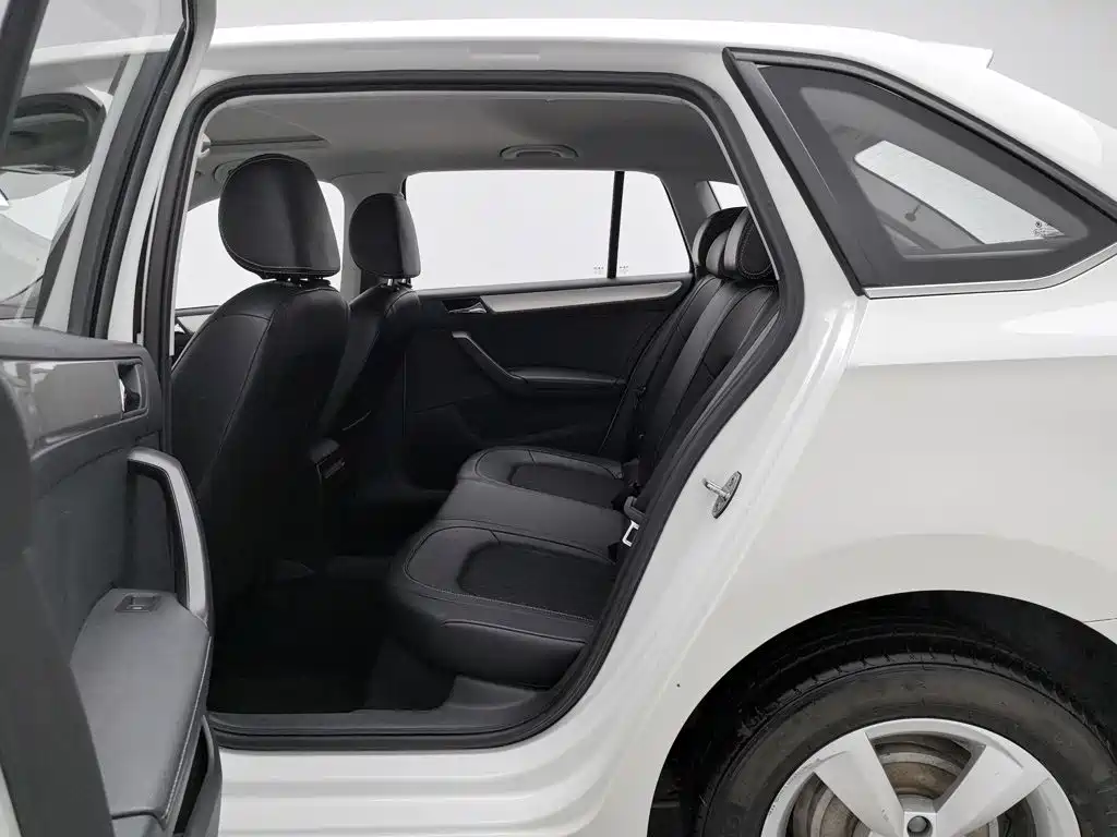 Skoda Rapid Spaceback 2018 — фото 15
