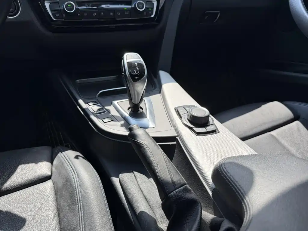 BMW 3 Series 2019 — фото 11