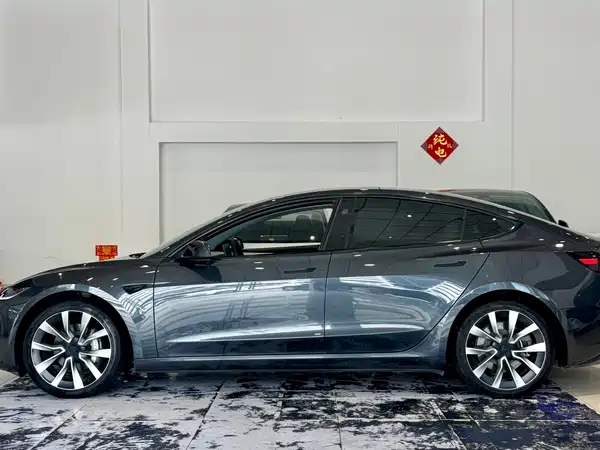 Tesla Model 3 2024