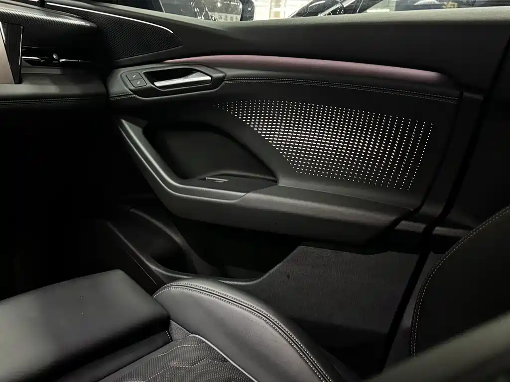 Audi Q6L E-Tron 2025 — фото 21