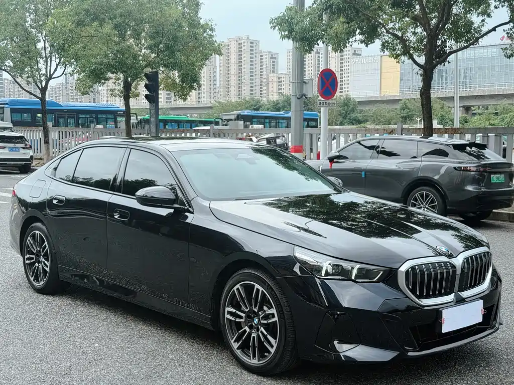 BMW 5 Series 2025 — фото 1