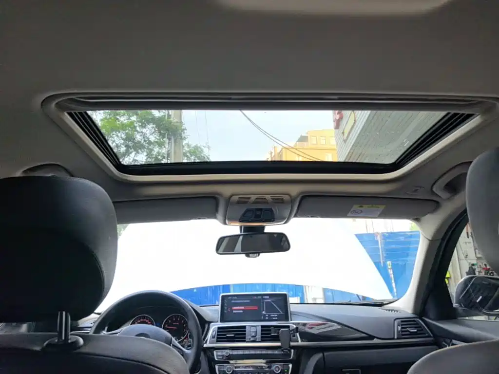 BMW 3 Series 2018 — фото 18