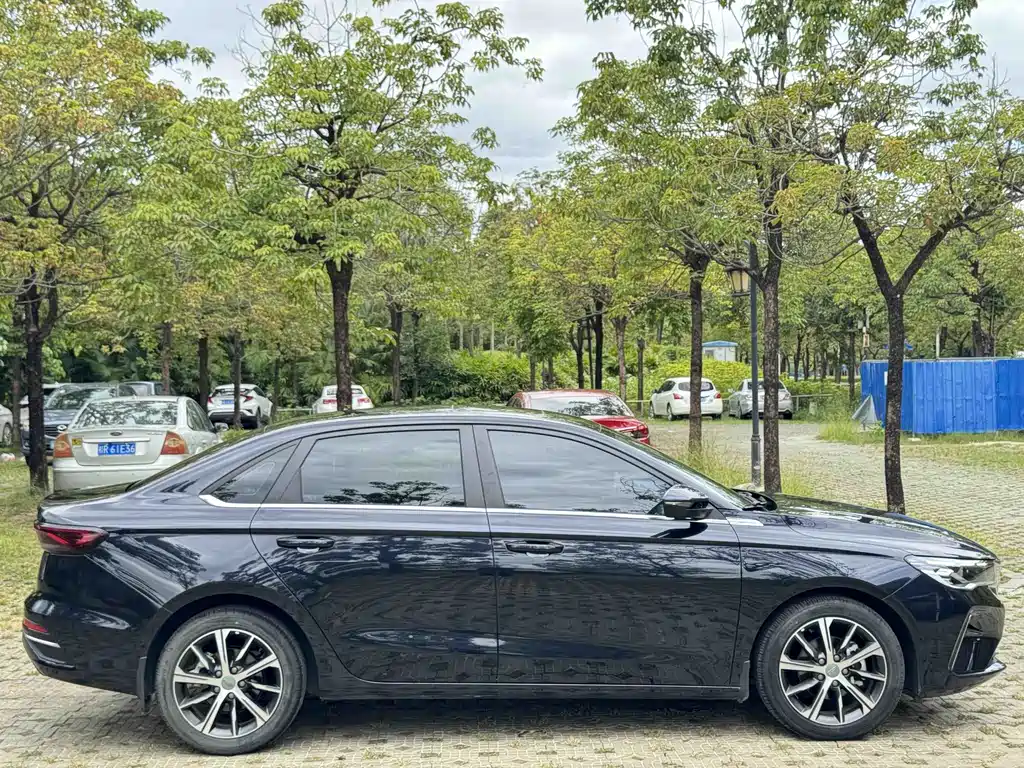 Geely Emgrand 2022