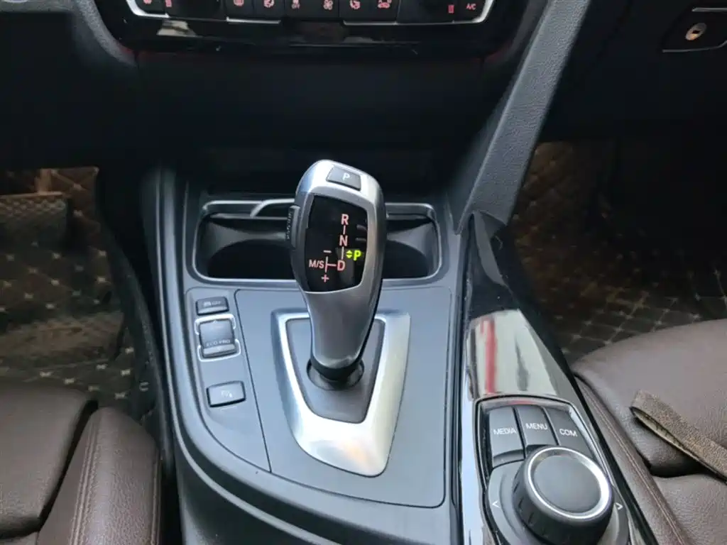 BMW 3 Series 2018 — фото 14