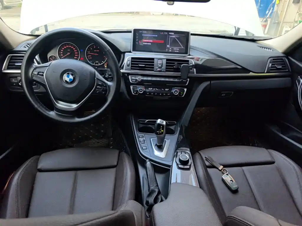 BMW 3 Series 2018 — фото 10