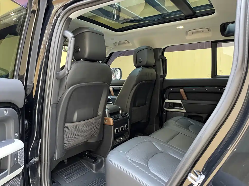 Land Rover Defender 2023 — фото 13