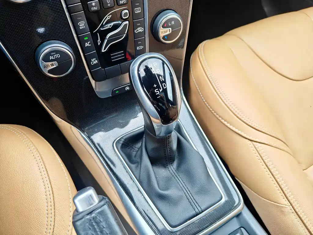 Volvo V40 2017 — фото 19