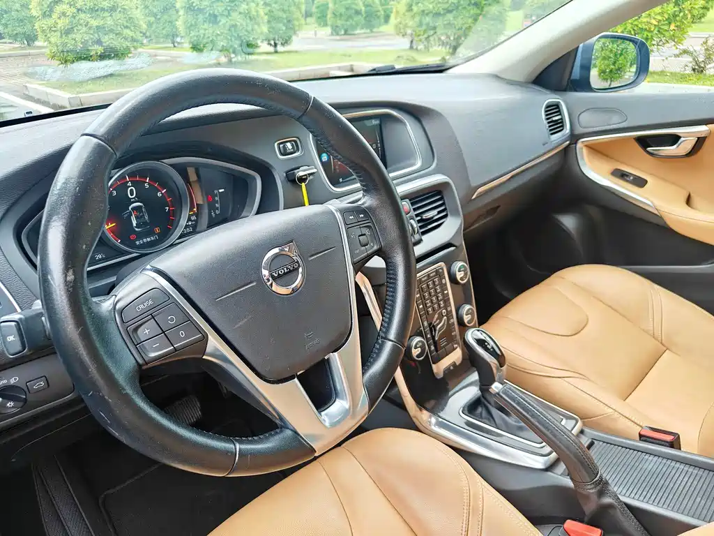 Volvo V40 2017 — фото 12