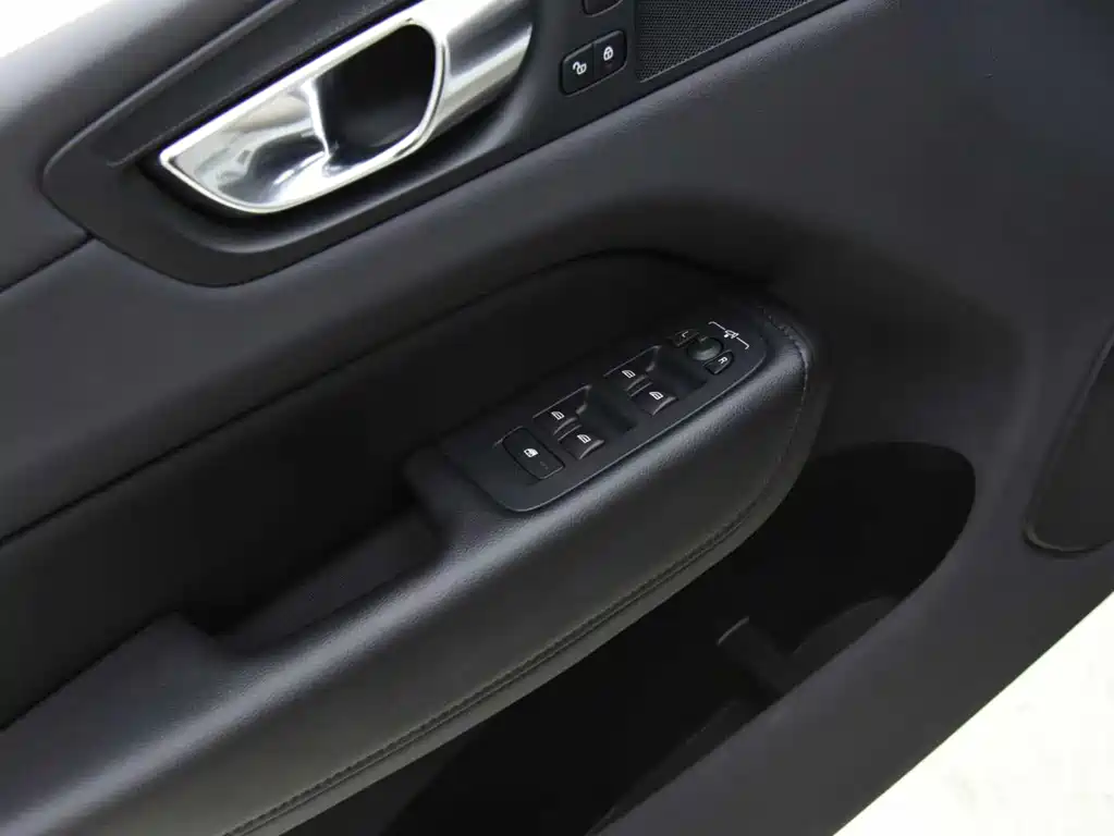 Volvo XC60 2021 — фото 9