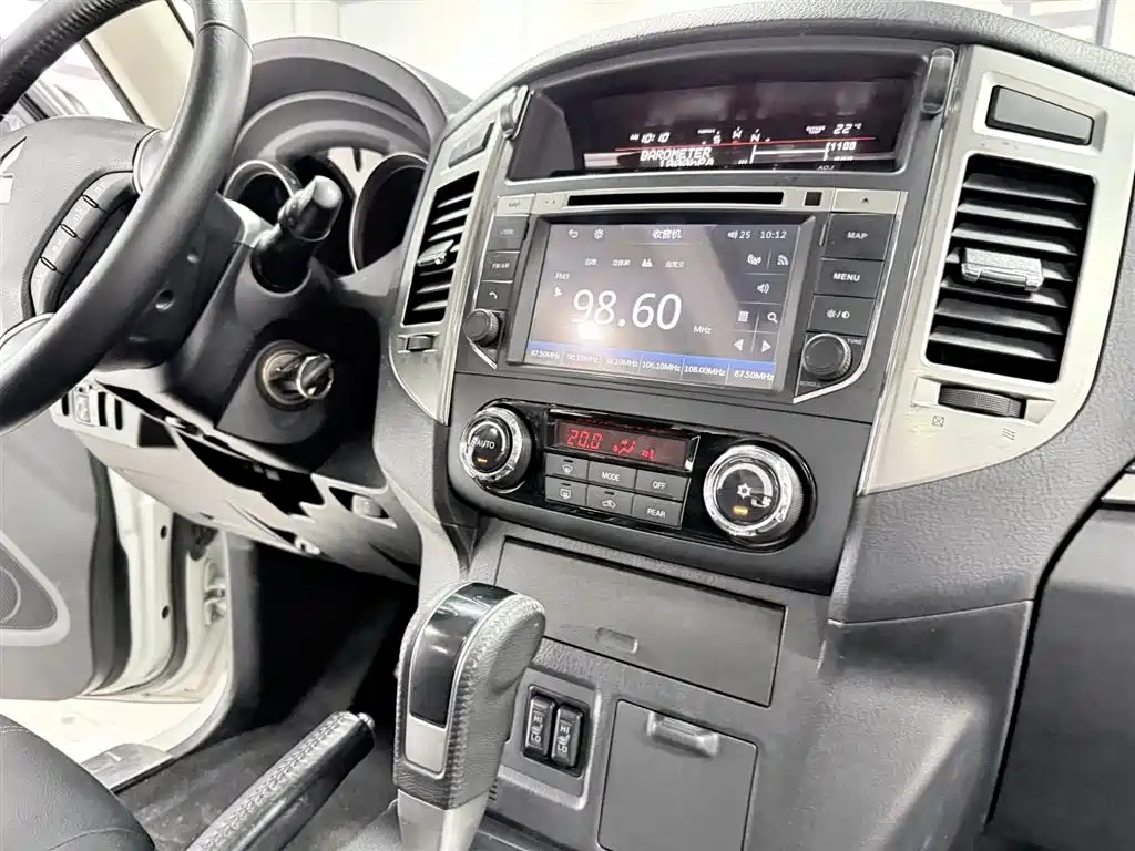 Mitsubishi Pajero 2016 — фото 18