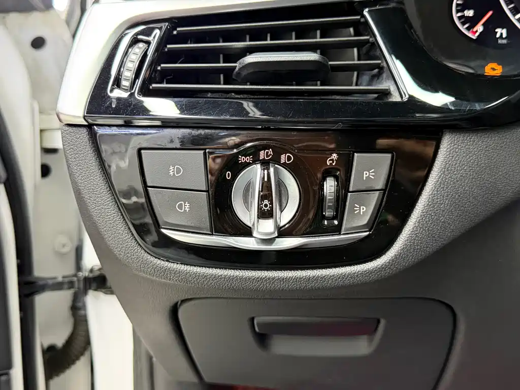 BMW 5 Series 2019 — фото 18