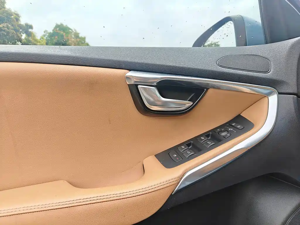 Volvo V40 2017 — фото 21