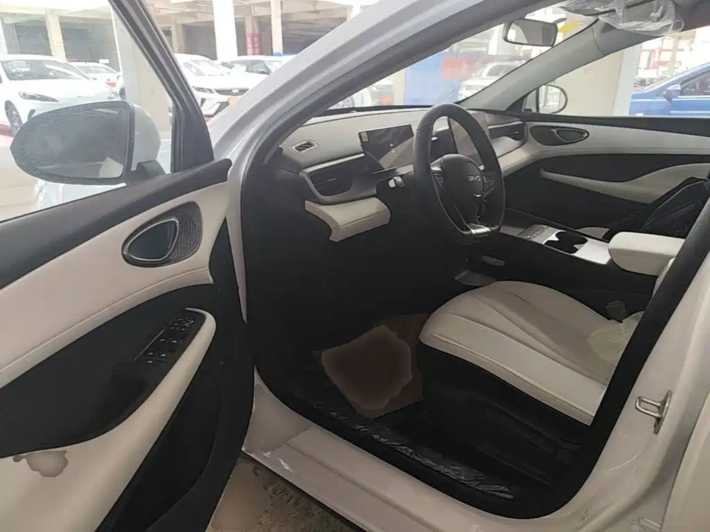 BYD Seal 05 DM-i 2026 — фото 12