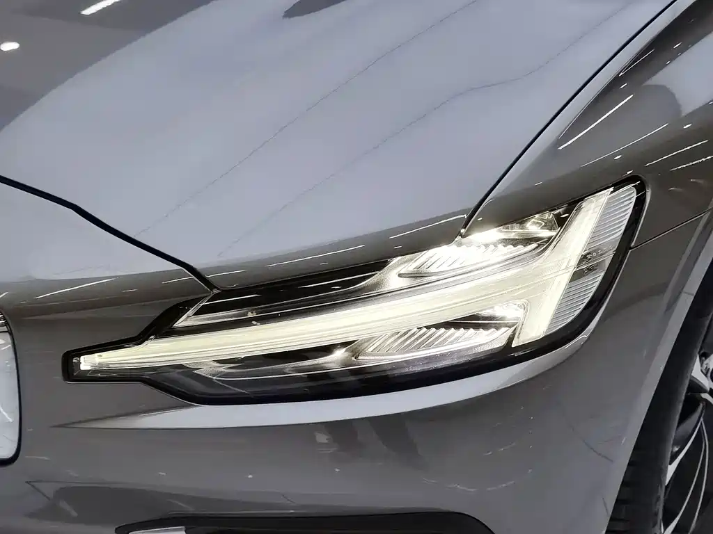 Volvo S60 2022 — фото 8