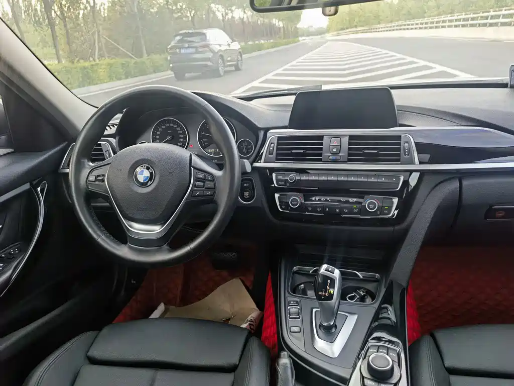 BMW 3 Series 2018 — фото 11