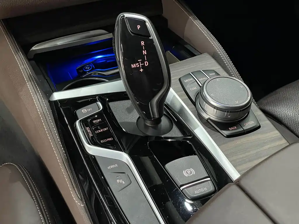 BMW 5 Series New Energy 2019 — фото 20