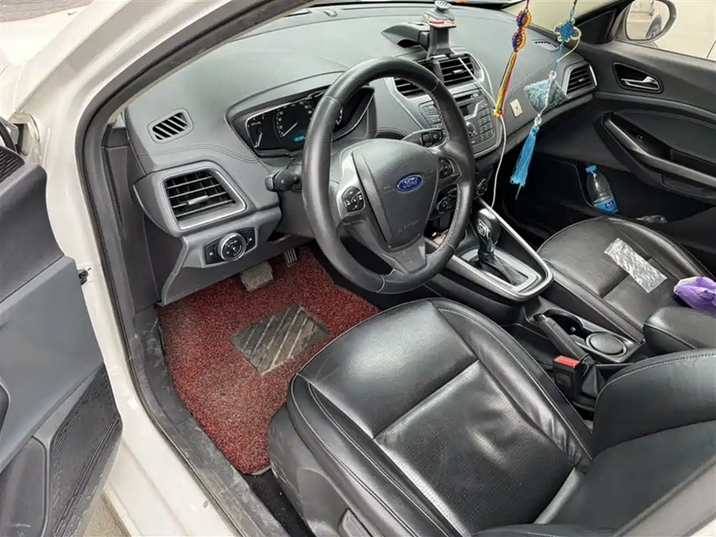 Ford Escort 2015 — фото 13