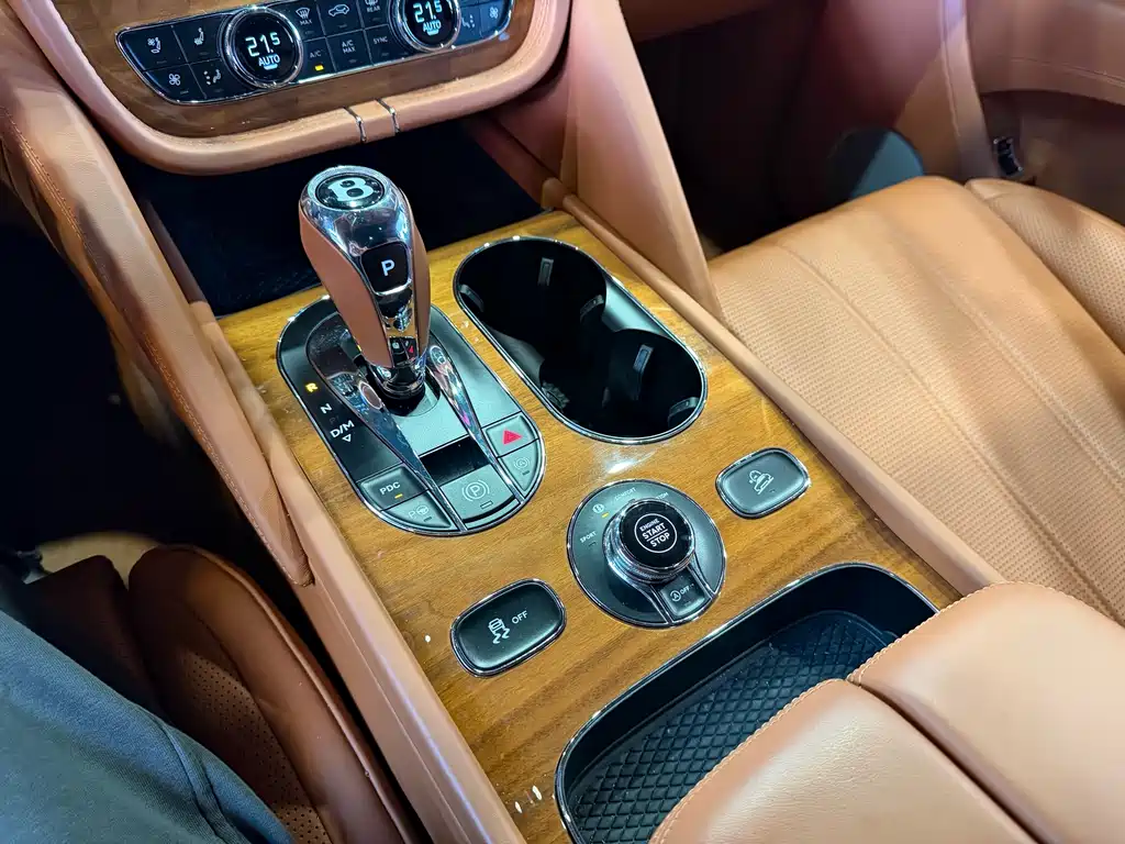 Bentley Bentayga 2021 — фото 11