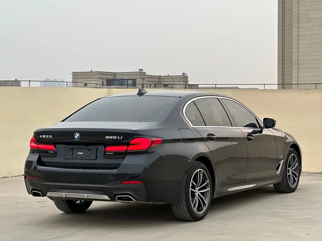 BMW 5 Series 2022 — фото 12