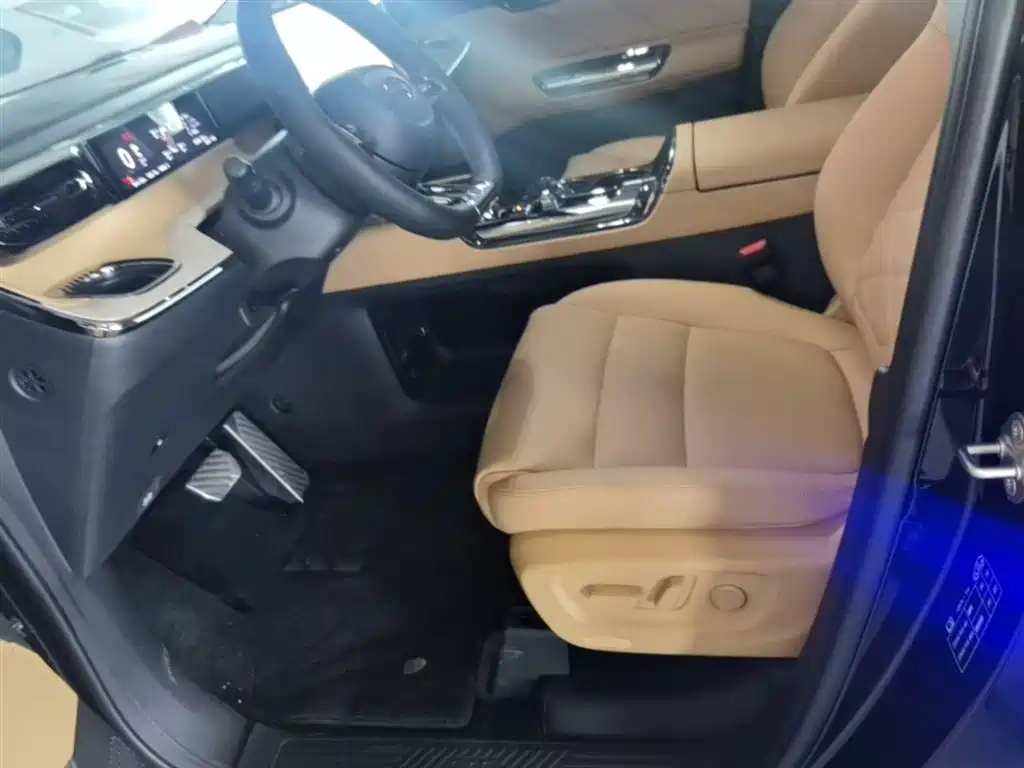 GAC Motor E8 PHEV 2025 — фото 15