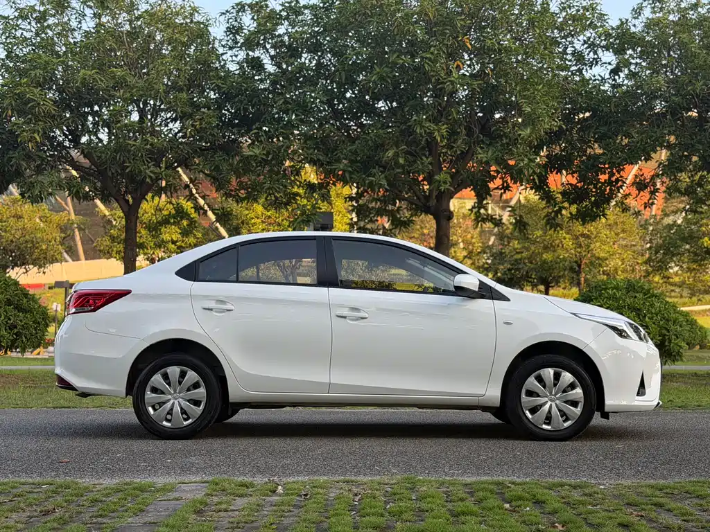Toyota Yaris L 2022 — фото 21