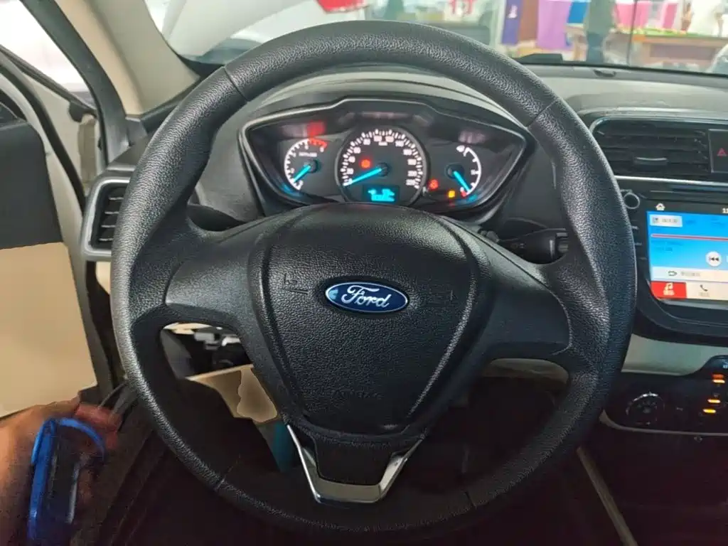Ford Escort 2017 — фото 11