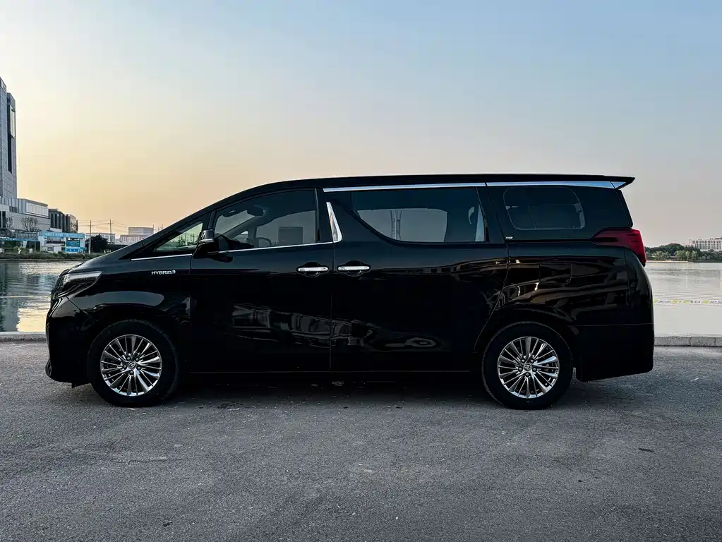 Toyota Alphard 2023 — фото 5