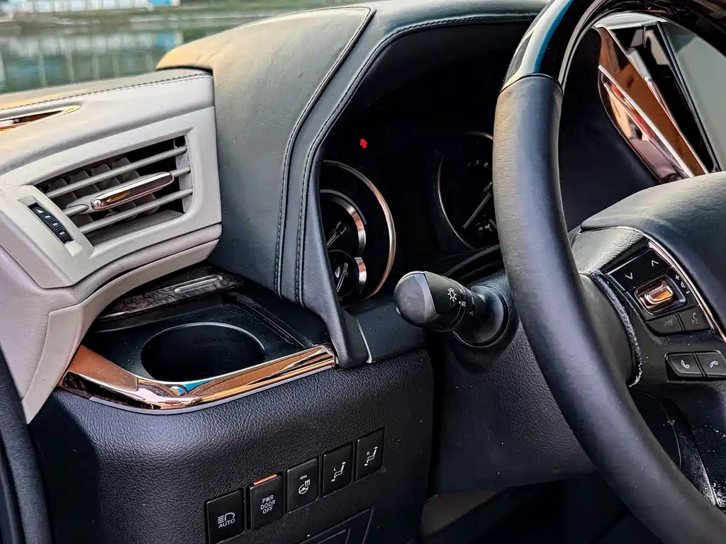 Toyota Alphard 2023 — фото 10